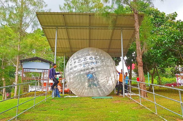 Brookside Valley Resort Hotel in Rayong: Giant Ball